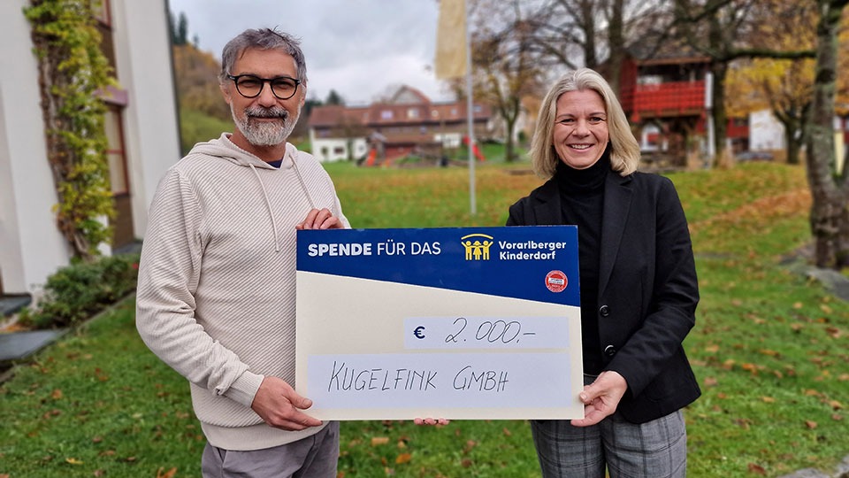 Erwin Kovacevic, Leiter der Ehemaligenbegleitung, und Karin Fink-Loos, Geschäftsführerin der Kugelfink GmbH, bei der Übergabe des Spendenschecks.
