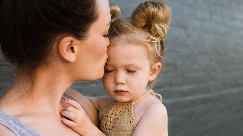 Traumatische Erlebnisse mit Kindern richtig bewältigen